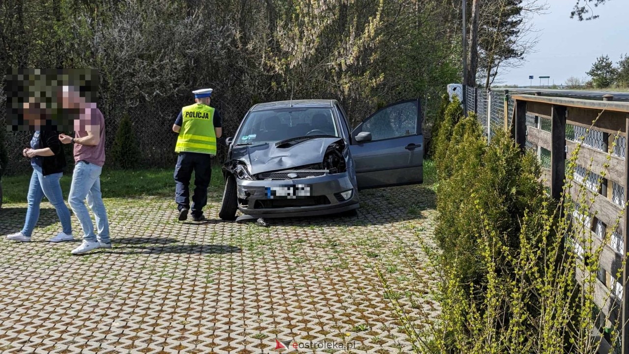 Wypadek we wsi Czernie [07.04.2024] - zdjęcie #6 - eOstroleka.pl