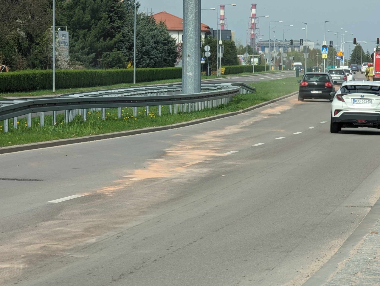 Niebezpieczna plama oleju na mini-obwodnicy w Ostrołęce! [08.04.2024] - zdjęcie #2 - eOstroleka.pl