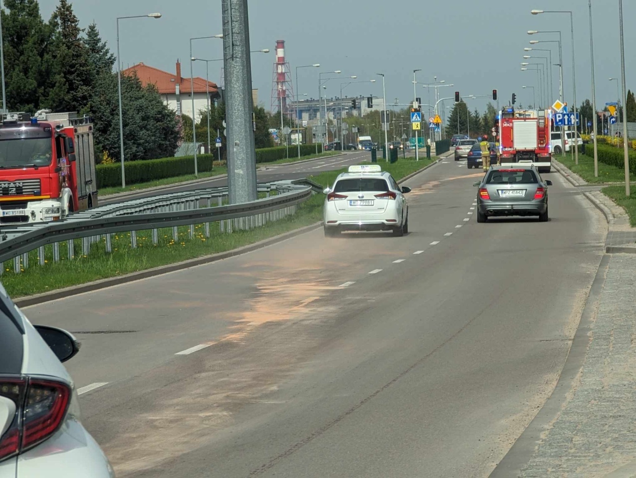 Niebezpieczna plama oleju na mini-obwodnicy w Ostrołęce! [08.04.2024] - zdjęcie #6 - eOstroleka.pl
