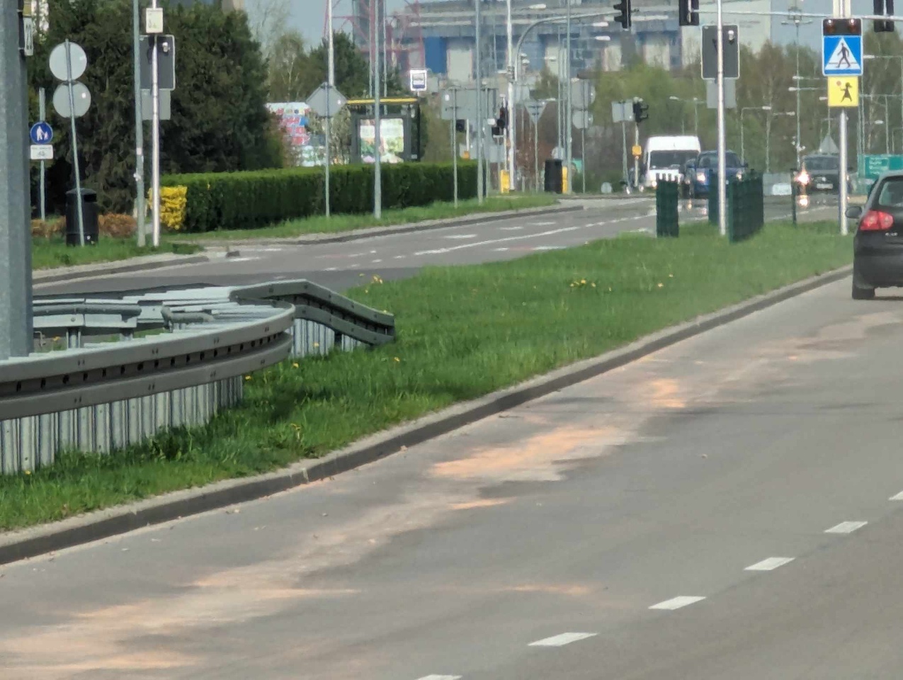 Niebezpieczna plama oleju na mini-obwodnicy w Ostrołęce! [08.04.2024] - zdjęcie #9 - eOstroleka.pl
