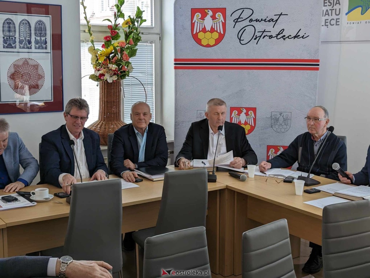 Sesja rady powiatu ostrołęckiego [09.04.2024] - zdjęcie #9 - eOstroleka.pl
