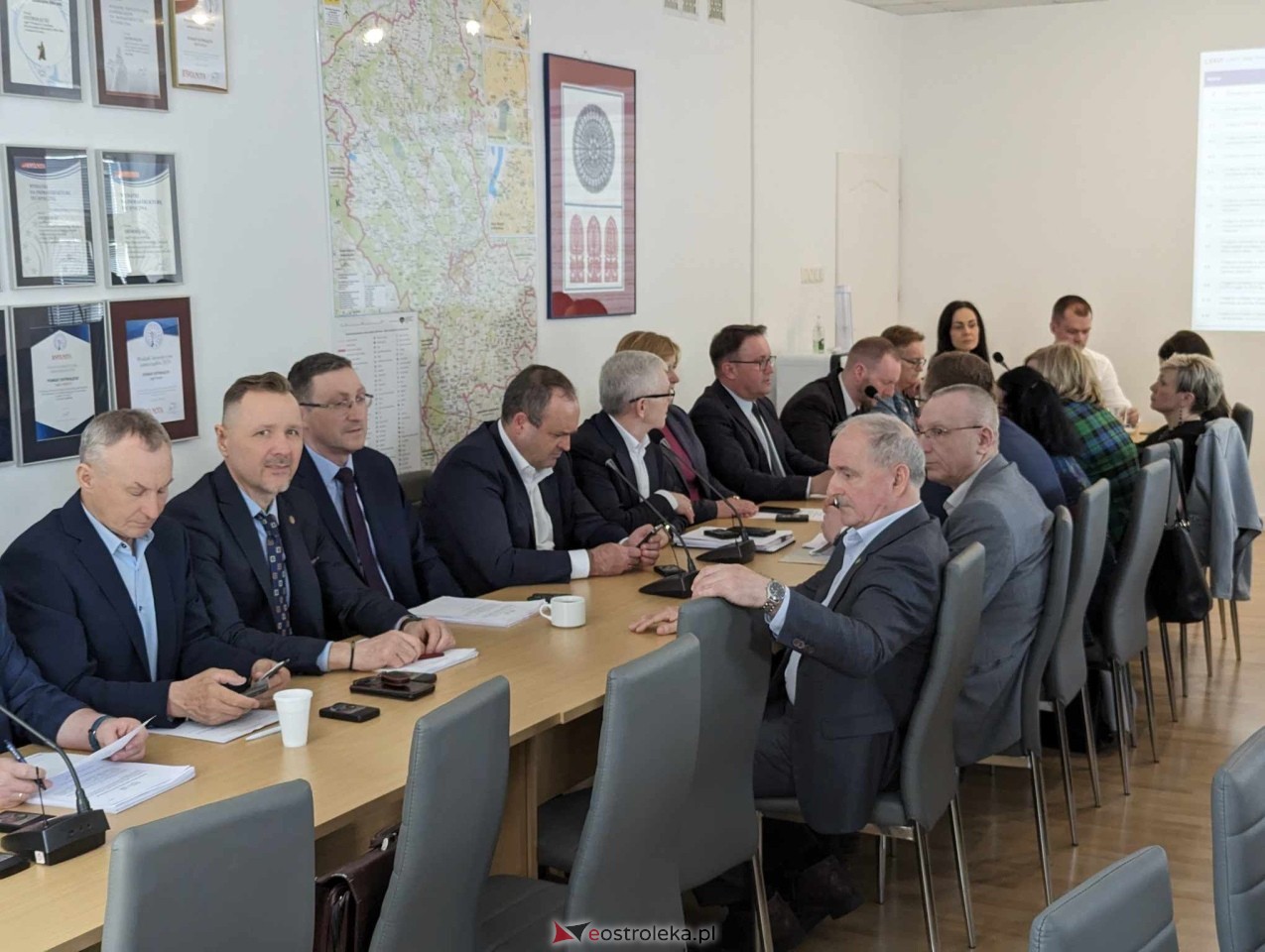 Sesja rady powiatu ostrołęckiego [09.04.2024] - zdjęcie #4 - eOstroleka.pl
