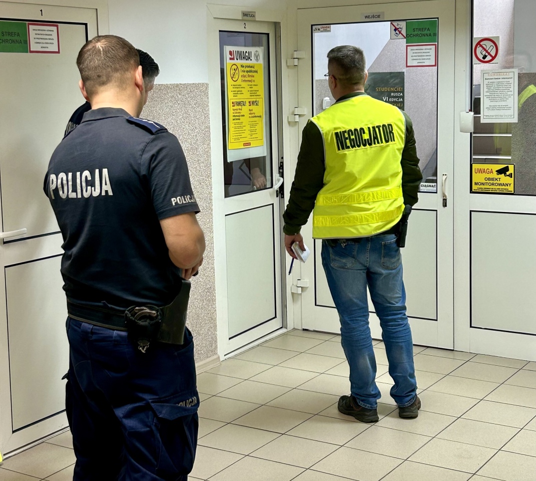 Uzbrojony napastnik w ostrołęckim WCR. Błyskawiczna reakcja policji i Żandarmerii Wojskowej! [11.04.2024] - zdjęcie #10 - eOstroleka.pl