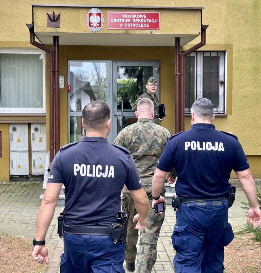 Uzbrojony napastnik w ostrołęckim WCR. Błyskawiczna reakcja policji i Żandarmerii Wojskowej! [11.04.2024] - zdjęcie #8 - eOstroleka.pl