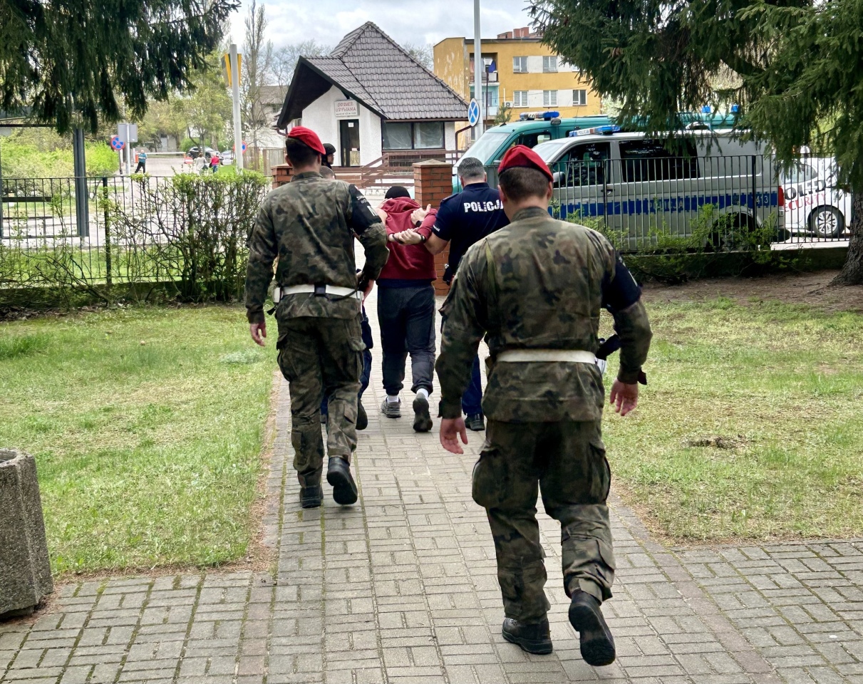 Uzbrojony napastnik w ostrołęckim WCR. Błyskawiczna reakcja policji i Żandarmerii Wojskowej! [11.04.2024] - zdjęcie #5 - eOstroleka.pl