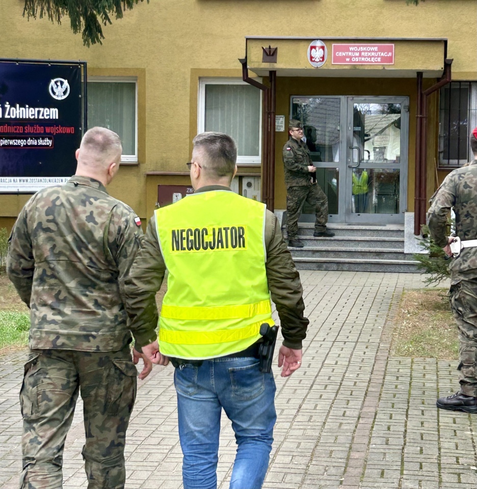 Uzbrojony napastnik w ostrołęckim WCR. Błyskawiczna reakcja policji i Żandarmerii Wojskowej! [11.04.2024] - zdjęcie #2 - eOstroleka.pl
