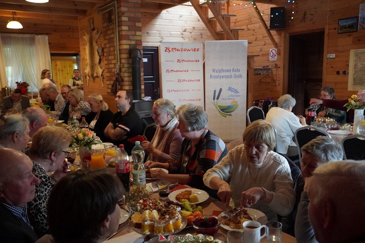 Spotkanie integracyjne seniorów i osób niepełnosprawnych w Dzbeninie [12.04.2024] - zdjęcie #41 - eOstroleka.pl