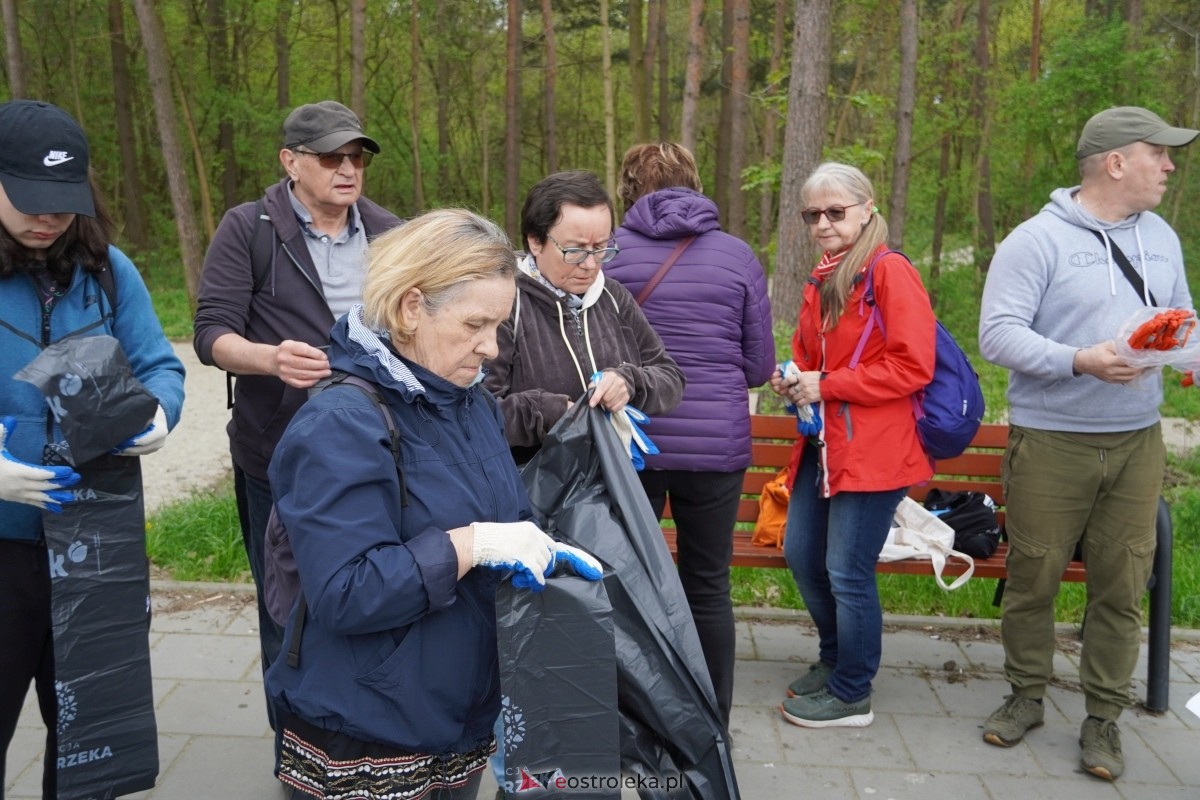 Akcja sprzątania lasu przy ulicy Warszawskiej [13.04.2024] - zdjęcie #14 - eOstroleka.pl