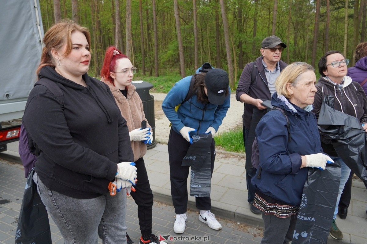 Akcja sprzątania lasu przy ulicy Warszawskiej [13.04.2024] - zdjęcie #15 - eOstroleka.pl