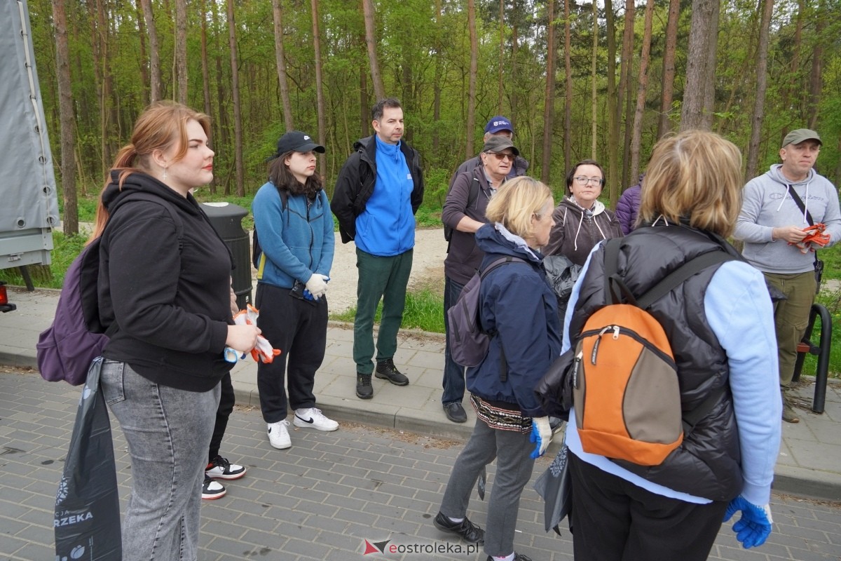 Akcja sprzątania lasu przy ulicy Warszawskiej [13.04.2024] - zdjęcie #20 - eOstroleka.pl