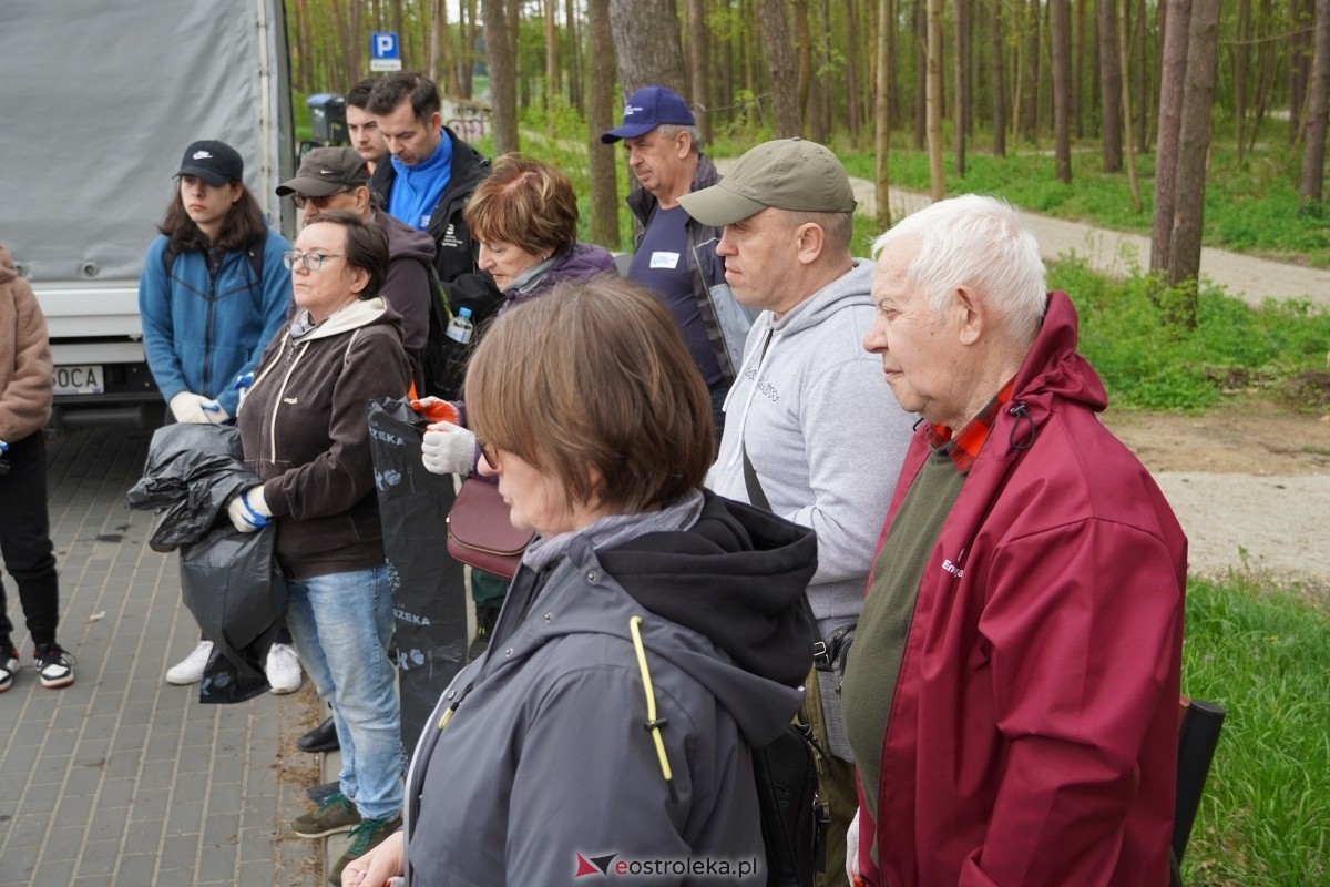 Akcja sprzątania lasu przy ulicy Warszawskiej [13.04.2024] - zdjęcie #26 - eOstroleka.pl