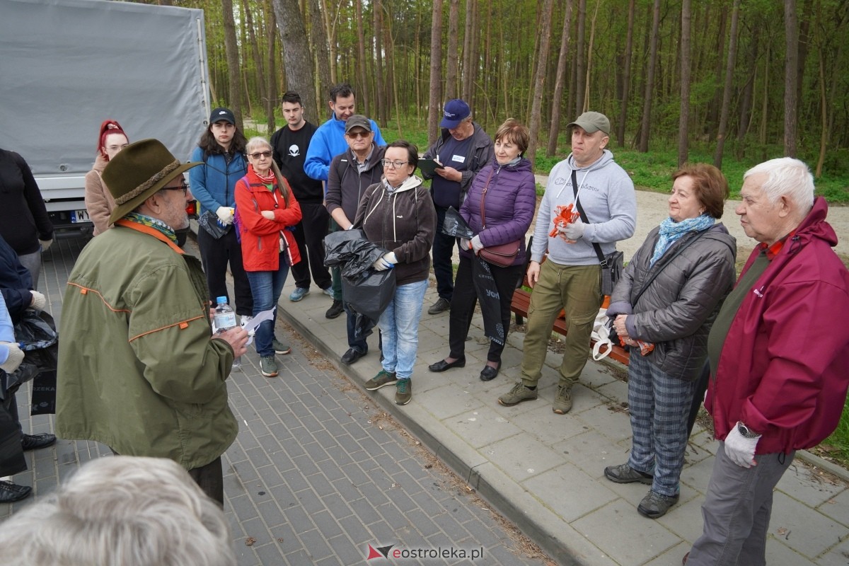 Akcja sprzątania lasu przy ulicy Warszawskiej [13.04.2024] - zdjęcie #31 - eOstroleka.pl