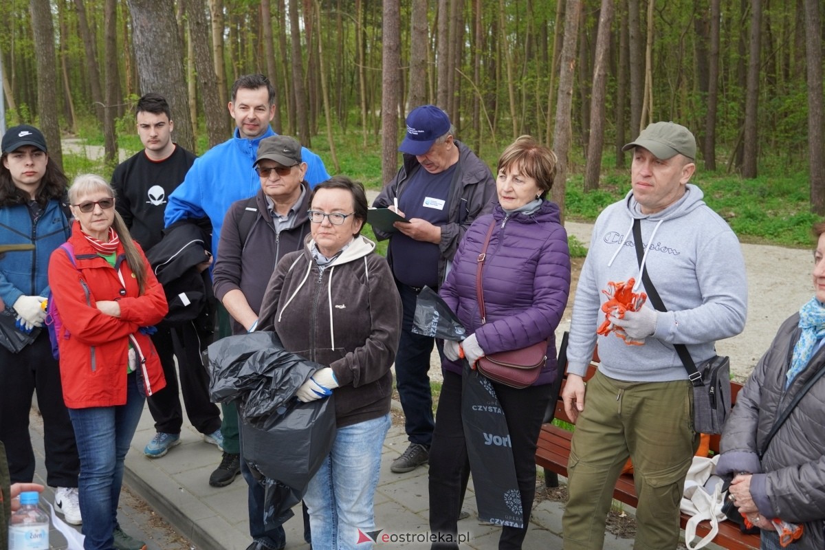 Akcja sprzątania lasu przy ulicy Warszawskiej [13.04.2024] - zdjęcie #32 - eOstroleka.pl
