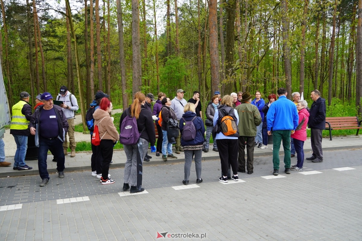 Akcja sprzątania lasu przy ulicy Warszawskiej [13.04.2024] - zdjęcie #33 - eOstroleka.pl