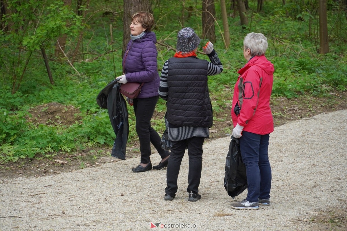 Akcja sprzątania lasu przy ulicy Warszawskiej [13.04.2024] - zdjęcie #42 - eOstroleka.pl