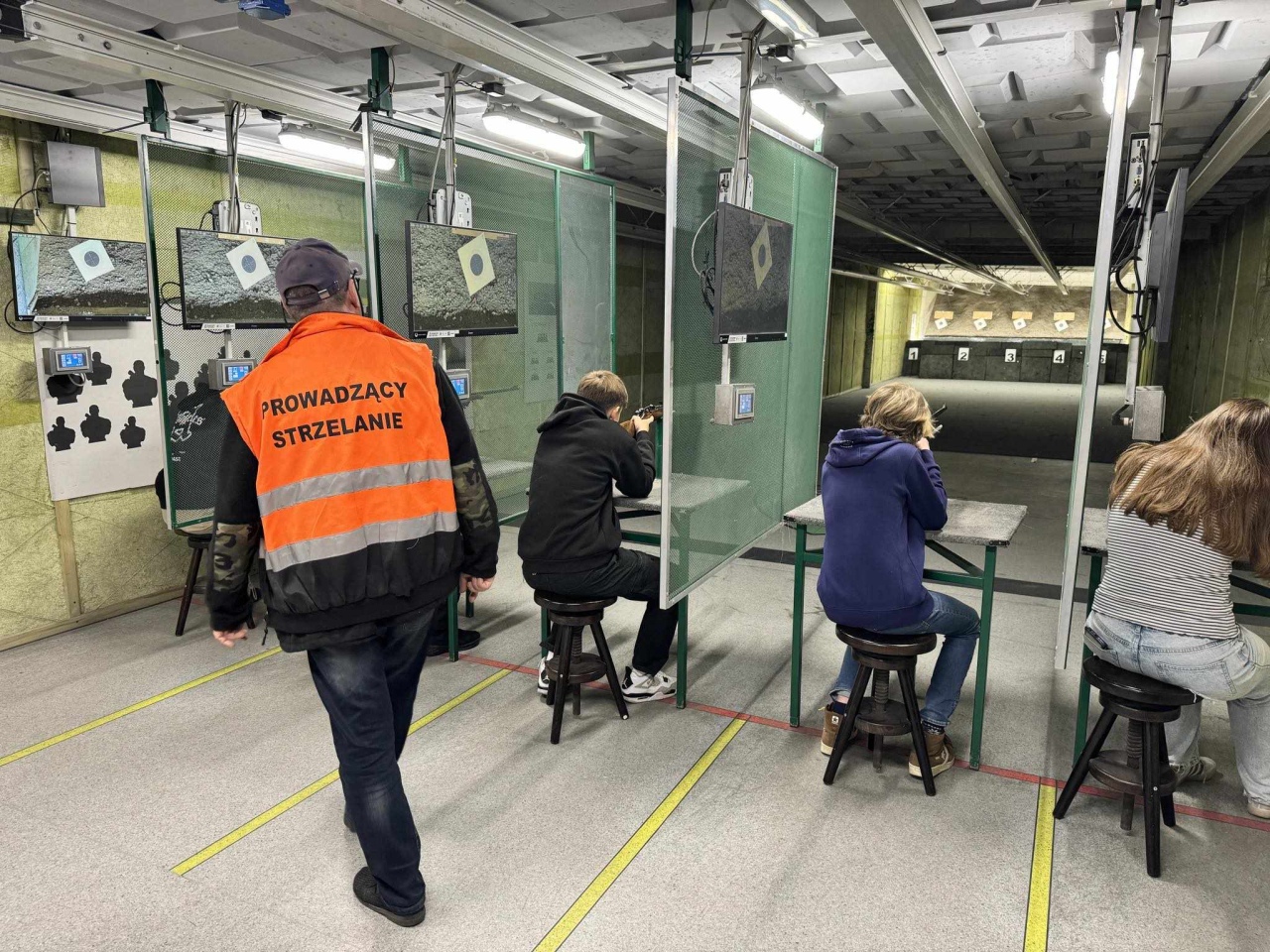 Uczniowie SP 10 na strzelnicy [15.04.2024] - zdjęcie #5 - eOstroleka.pl
