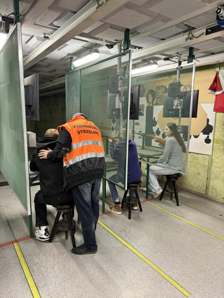 Uczniowie SP 10 na strzelnicy [15.04.2024] - zdjęcie #7 - eOstroleka.pl