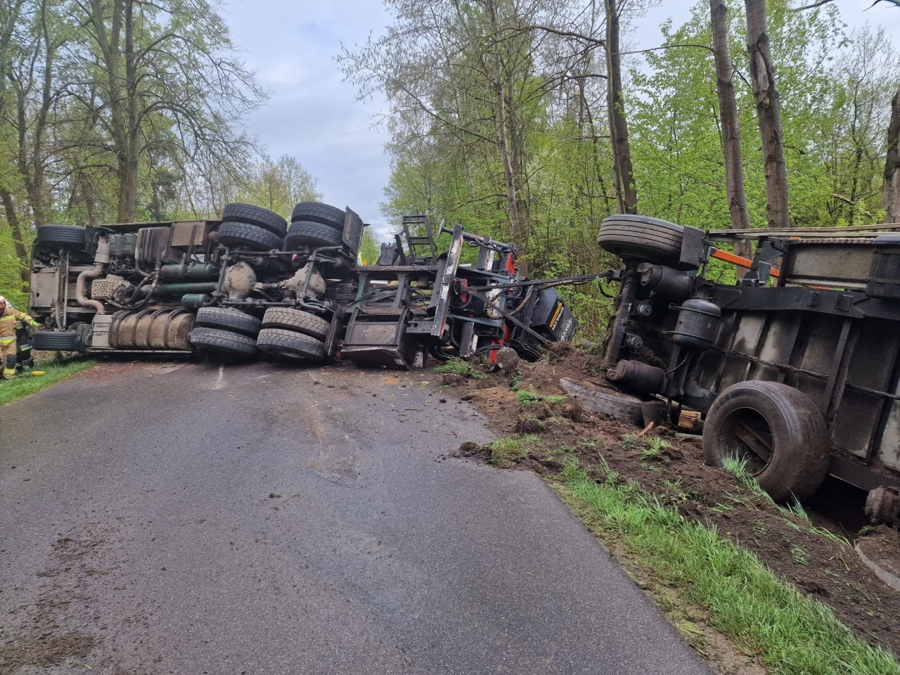 Ciężarówka z drewnem wywróciła się na lokalnej drodze! Ranny kierowca w szpitalu [18.04.2024] - zdjęcie #8 - eOstroleka.pl