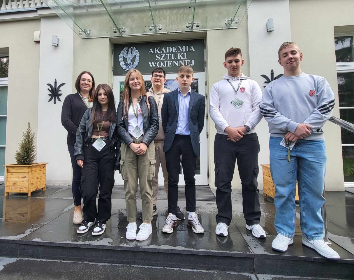  Logistycy Zespoły Szkół Zawodowego Nr 1 w Ostrołęce na podium XIII. Konferencji Studenckiej pt. Logistyka a bezpieczeństwo - zdjęcie #4 - eOstroleka.pl