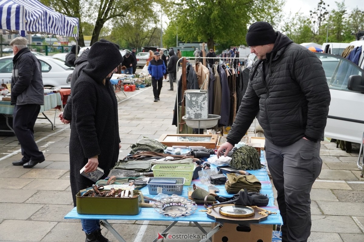 Pchli Targ w Ostrołęce: Skarby mimo deszczu! [20.04.2024] - zdjęcie #116 - eOstroleka.pl