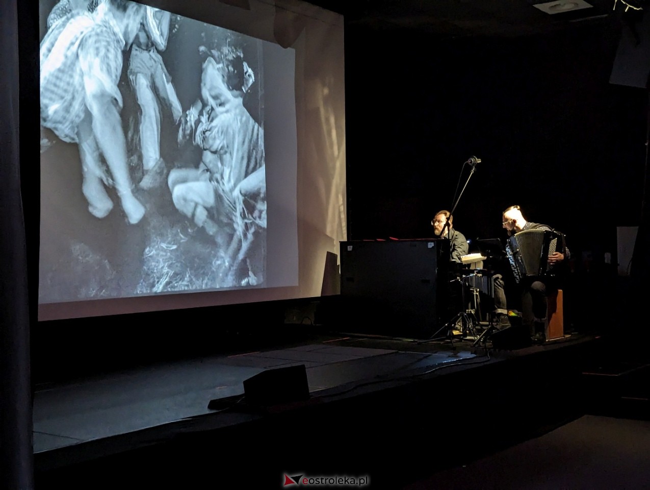 Orkiestra Ludwika Sarskiego z filmami Romana Polańskiego oczarowała publiczność w Multimedialnym Centrum Natura [20.04.2024] - zdjęcie #1 - eOstroleka.pl
