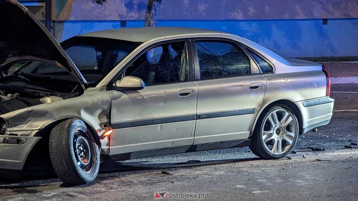 Zderzenie aut w centrum Ostrołęki! Audi i Volvo rozbite, utrudnienia w ruchu! [20.04.2024] - zdjęcie #4 - eOstroleka.pl