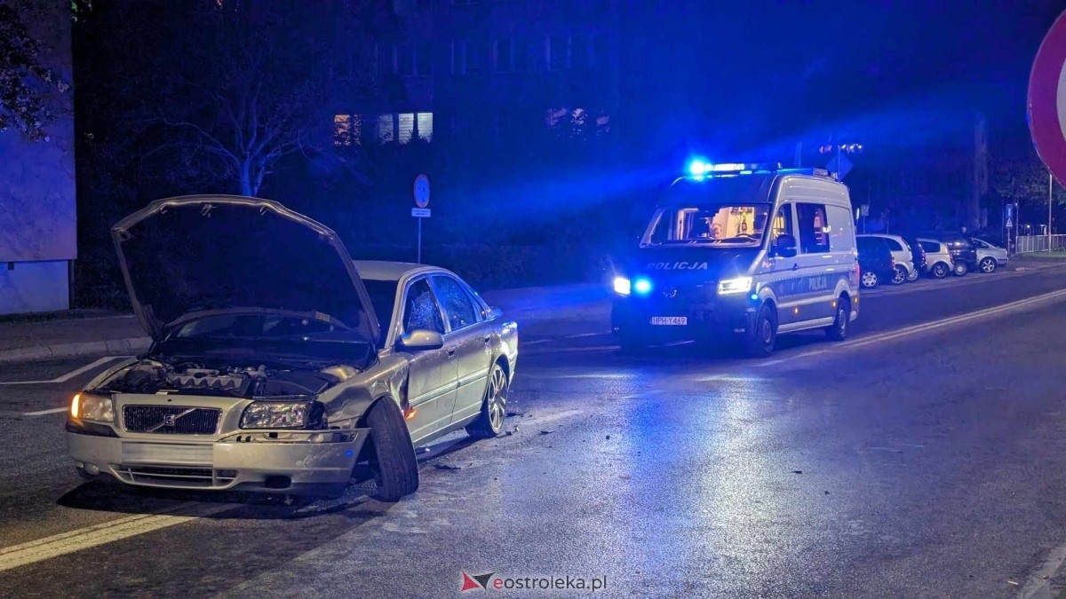 Zderzenie aut w centrum Ostrołęki! Audi i Volvo rozbite, utrudnienia w ruchu! [20.04.2024] - zdjęcie #5 - eOstroleka.pl