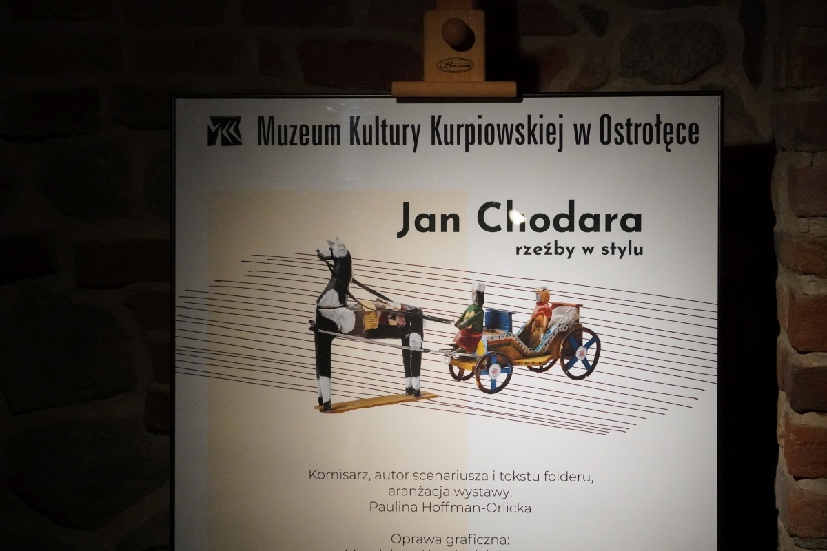 Jan Chodara - rzeźby w stylu - wystawa w Muzeum Kultury Kurpiowskiej w Ostrołęce [24.04.2024] - zdjęcie #1 - eOstroleka.pl
