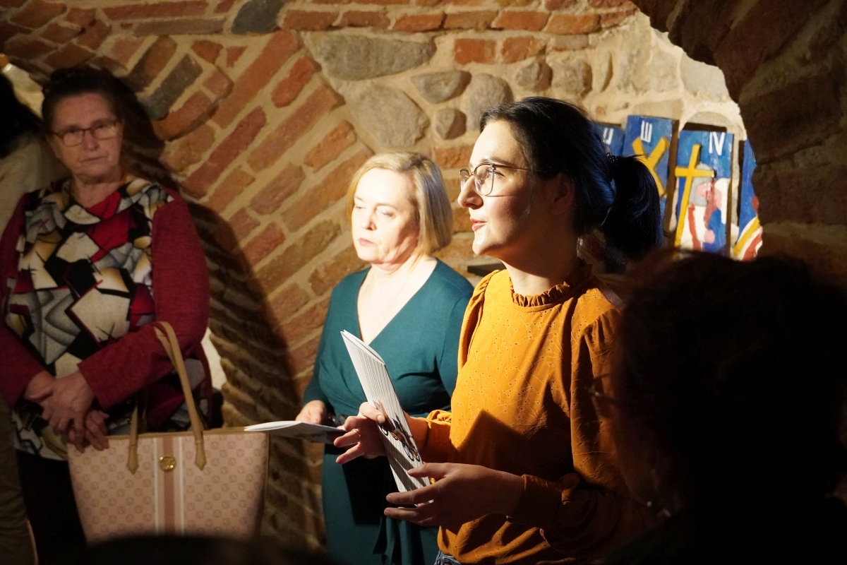 Jan Chodara - rzeźby w stylu - wystawa w Muzeum Kultury Kurpiowskiej w Ostrołęce [24.04.2024] - zdjęcie #28 - eOstroleka.pl