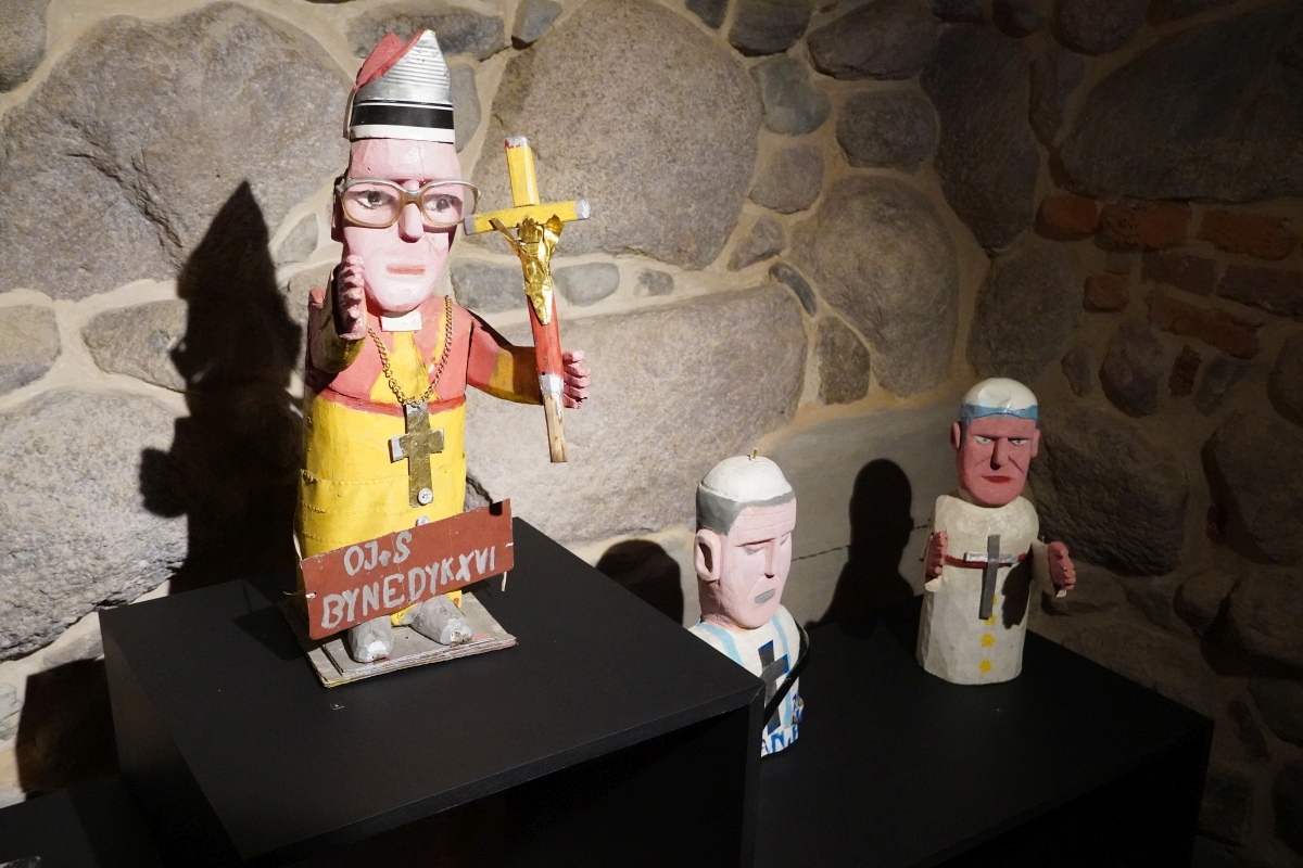Jan Chodara - rzeźby w stylu - wystawa w Muzeum Kultury Kurpiowskiej w Ostrołęce [24.04.2024] - zdjęcie #16 - eOstroleka.pl