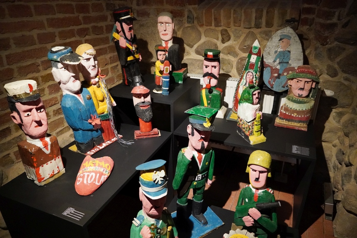 Jan Chodara - rzeźby w stylu - wystawa w Muzeum Kultury Kurpiowskiej w Ostrołęce [24.04.2024] - zdjęcie #5 - eOstroleka.pl