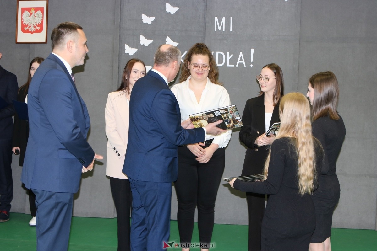 Zakończenie roku maturzystów w ZSZ Nr 1 w Ostrołęce [26.04.2024] - zdjęcie #4 - eOstroleka.pl