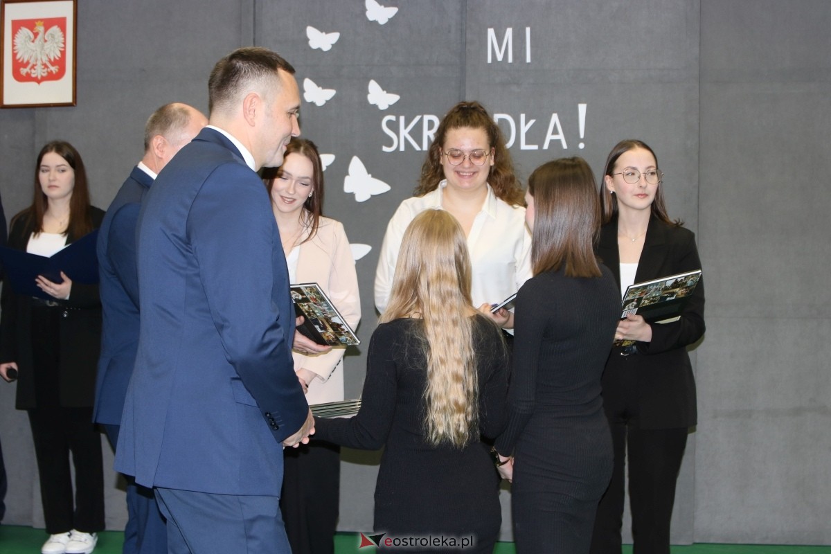 Zakończenie roku maturzystów w ZSZ Nr 1 w Ostrołęce [26.04.2024] - zdjęcie #3 - eOstroleka.pl