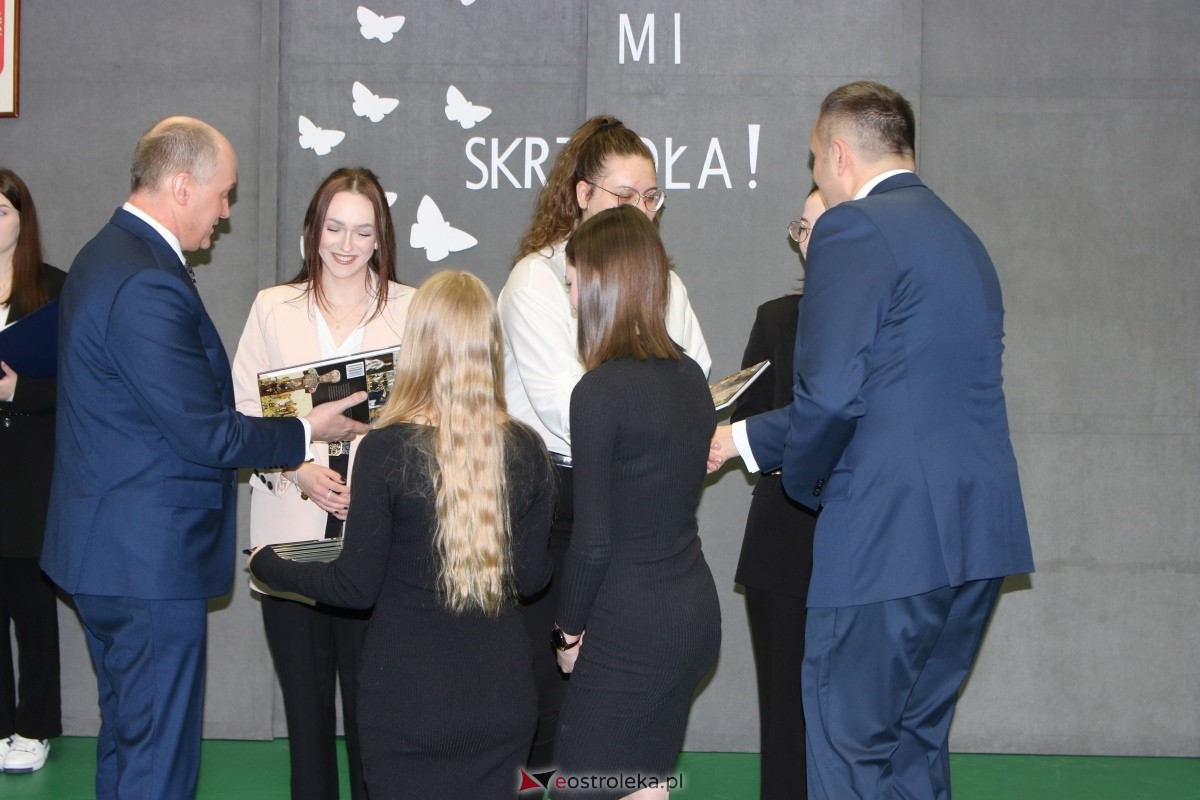 Zakończenie roku maturzystów w ZSZ Nr 1 w Ostrołęce [26.04.2024] - zdjęcie #2 - eOstroleka.pl