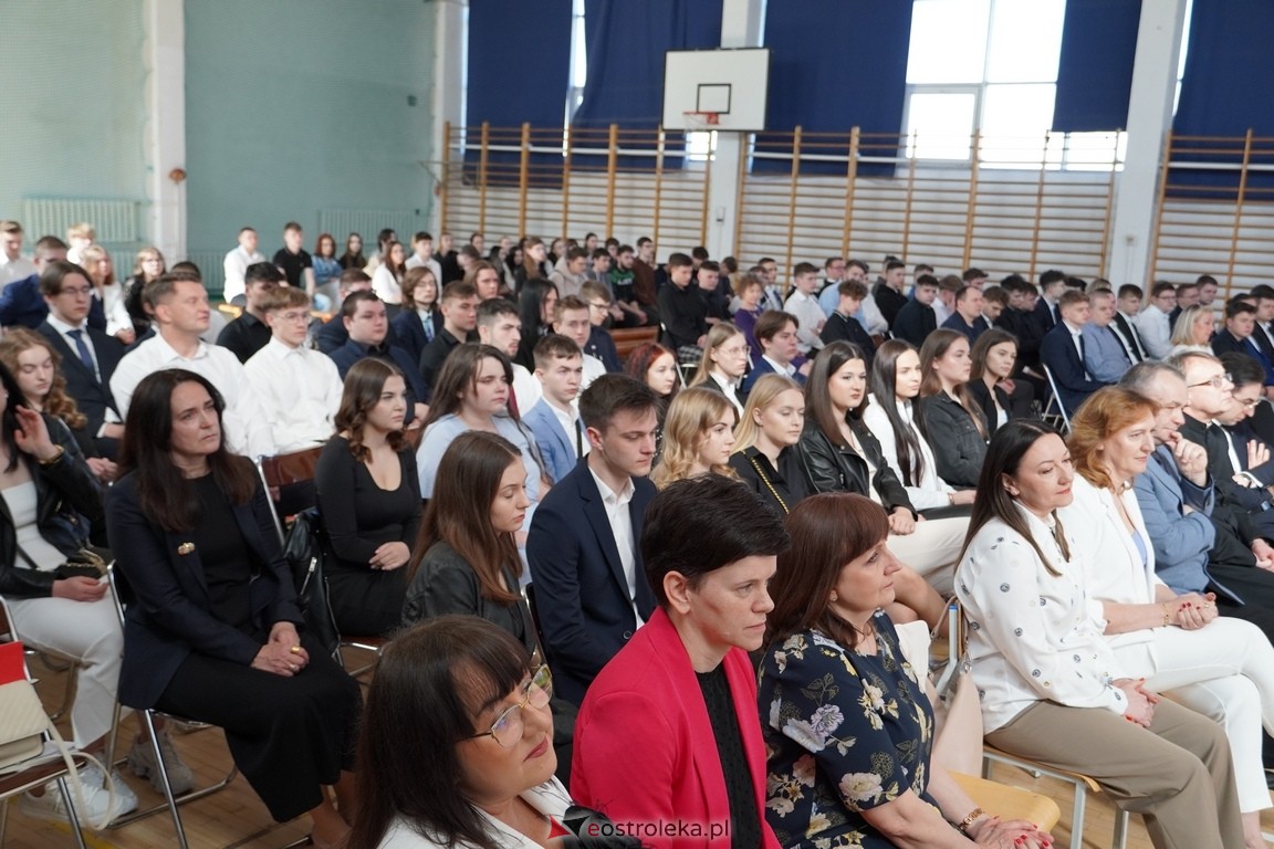Zakończenie roku maturzystów w ZSZ Nr 3 w Ostrołęce [26.04.2024] - zdjęcie #53 - eOstroleka.pl