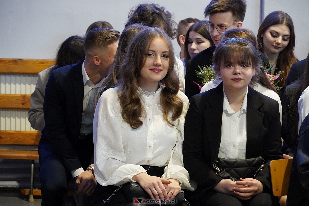 Zakończenie roku szkolnego w I Liceum Ogólnokształcącym im. gen Józefa Bema w Ostrołęce [26.04.2024] - zdjęcie #105 - eOstroleka.pl