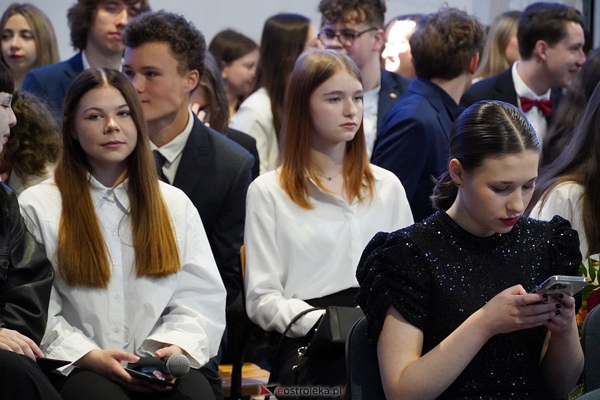 Zakończenie roku szkolnego w I Liceum Ogólnokształcącym im. gen Józefa Bema w Ostrołęce [26.04.2024] - zdjęcie #103 - eOstroleka.pl