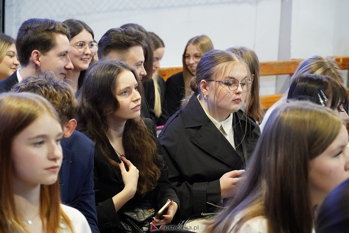 Zakończenie roku szkolnego w I Liceum Ogólnokształcącym im. gen Józefa Bema w Ostrołęce [26.04.2024] - zdjęcie #97 - eOstroleka.pl