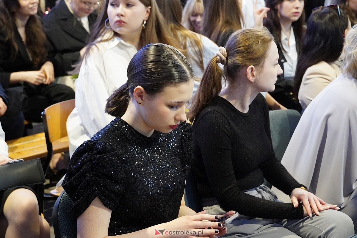 Zakończenie roku szkolnego w I Liceum Ogólnokształcącym im. gen Józefa Bema w Ostrołęce [26.04.2024] - zdjęcie #96 - eOstroleka.pl