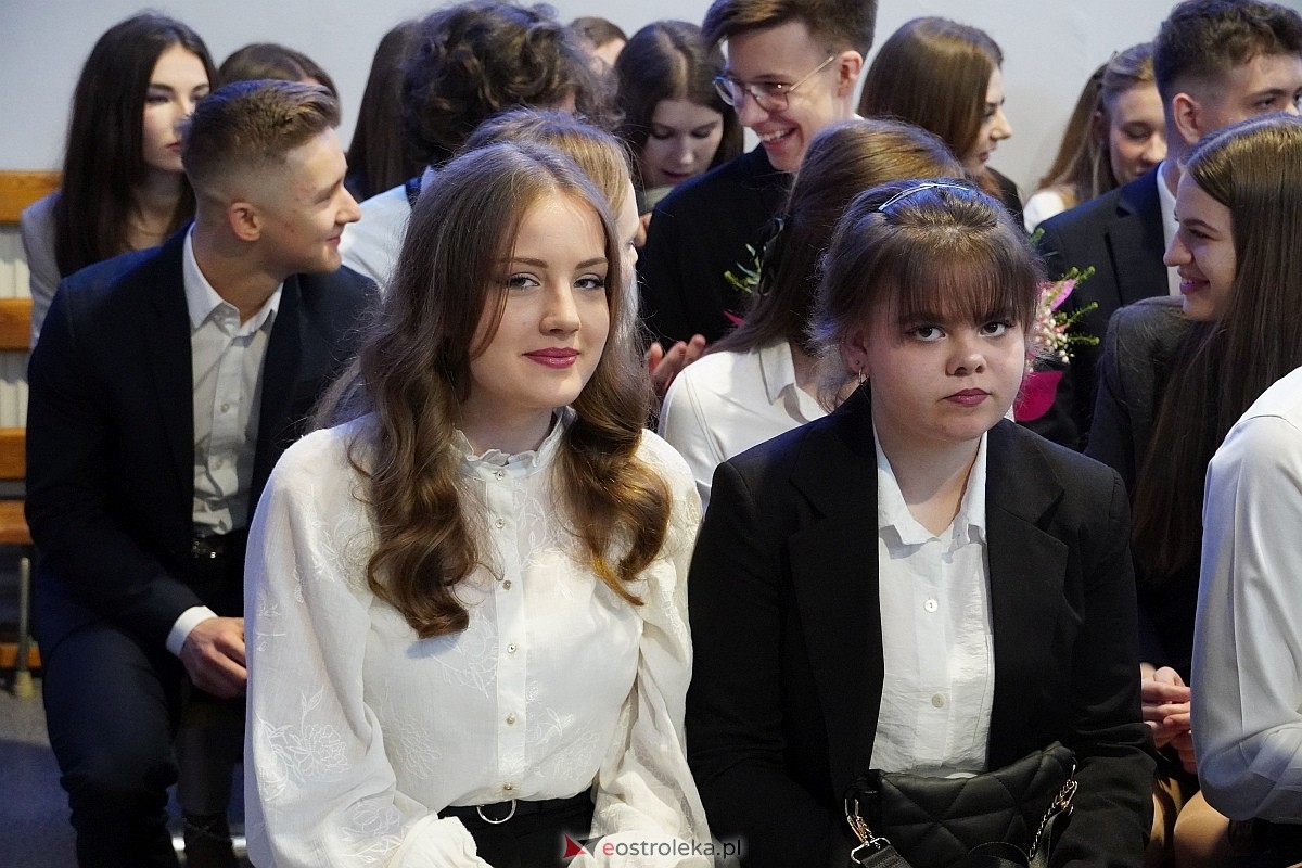 Zakończenie roku szkolnego w I Liceum Ogólnokształcącym im. gen Józefa Bema w Ostrołęce [26.04.2024] - zdjęcie #95 - eOstroleka.pl
