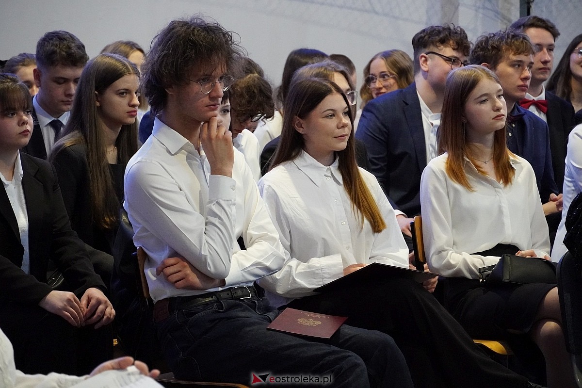 Zakończenie roku szkolnego w I Liceum Ogólnokształcącym im. gen Józefa Bema w Ostrołęce [26.04.2024] - zdjęcie #66 - eOstroleka.pl