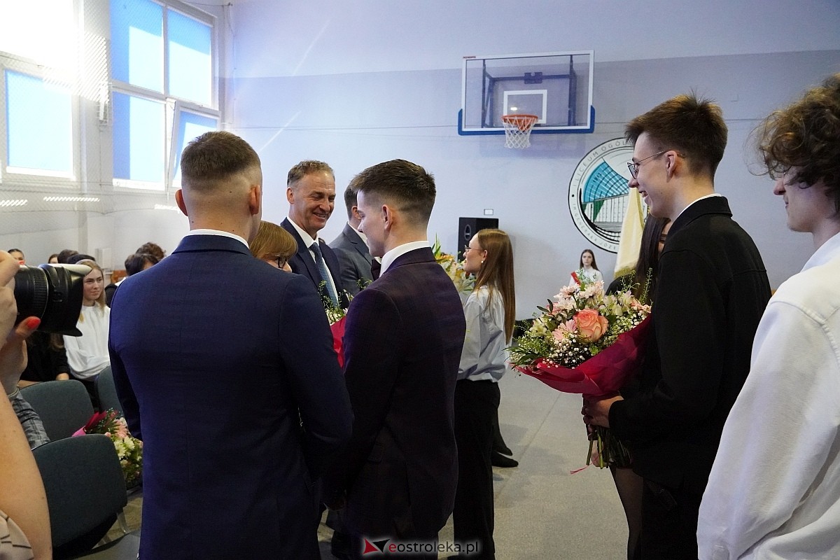 Zakończenie roku szkolnego w I Liceum Ogólnokształcącym im. gen Józefa Bema w Ostrołęce [26.04.2024] - zdjęcie #53 - eOstroleka.pl