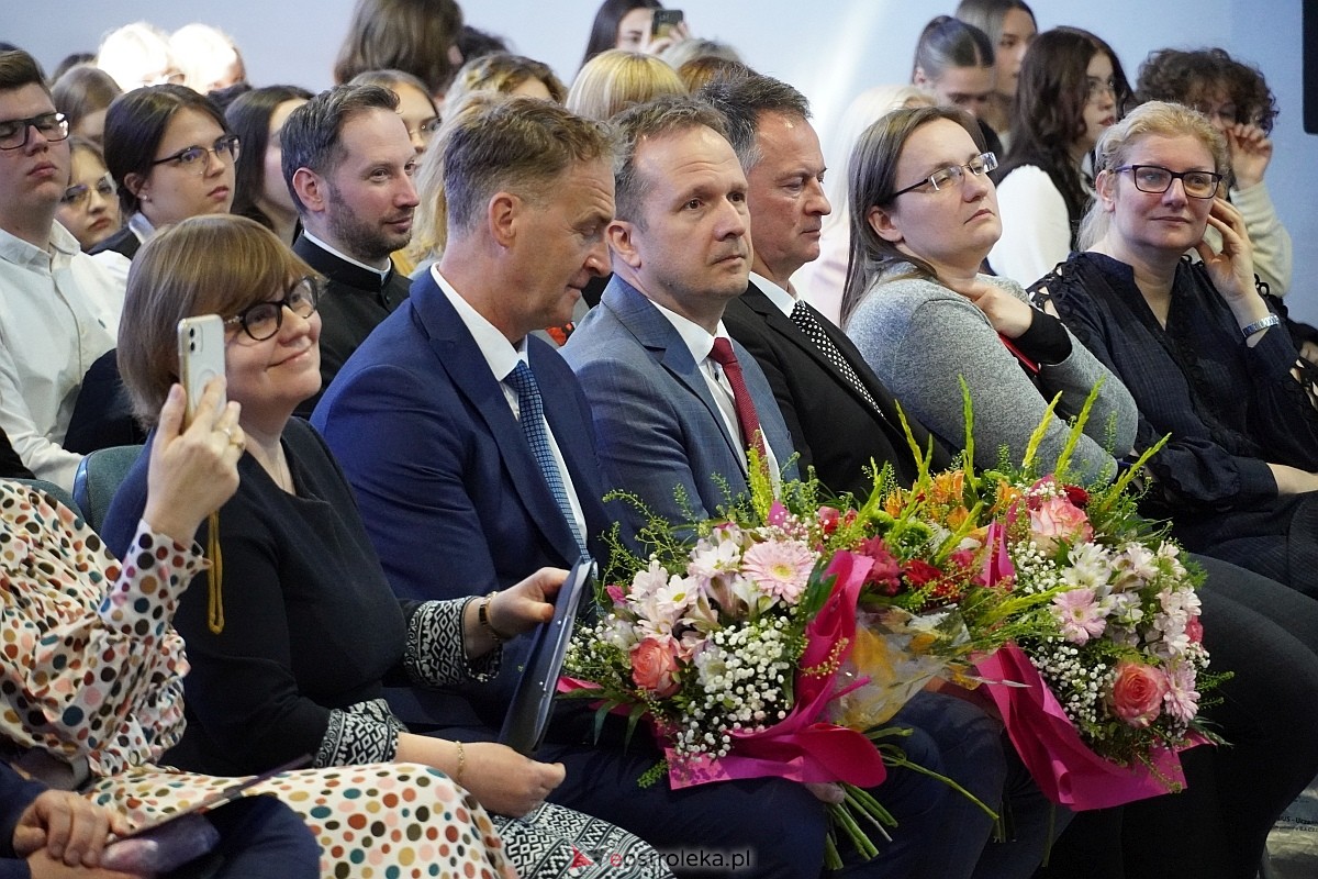Zakończenie roku szkolnego w I Liceum Ogólnokształcącym im. gen Józefa Bema w Ostrołęce [26.04.2024] - zdjęcie #50 - eOstroleka.pl