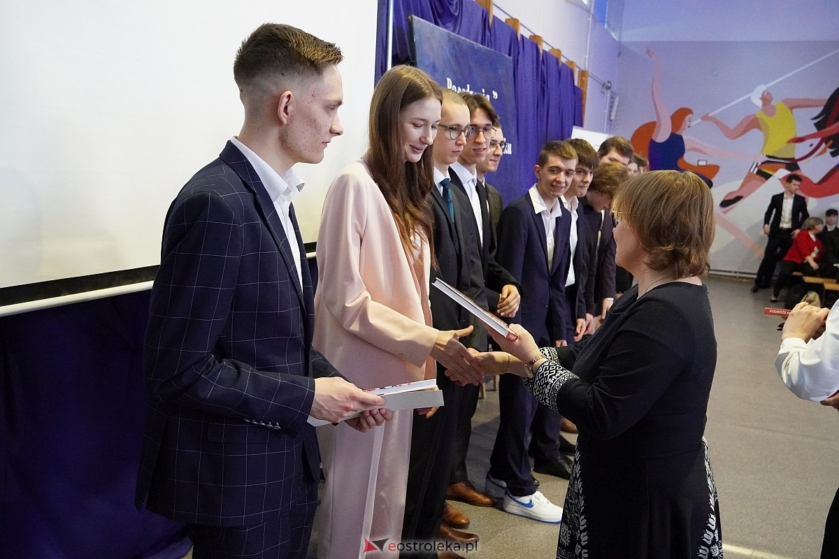 Zakończenie roku szkolnego w I Liceum Ogólnokształcącym im. gen Józefa Bema w Ostrołęce [26.04.2024] - zdjęcie #46 - eOstroleka.pl
