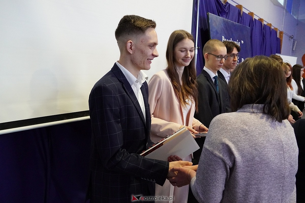Zakończenie roku szkolnego w I Liceum Ogólnokształcącym im. gen Józefa Bema w Ostrołęce [26.04.2024] - zdjęcie #45 - eOstroleka.pl