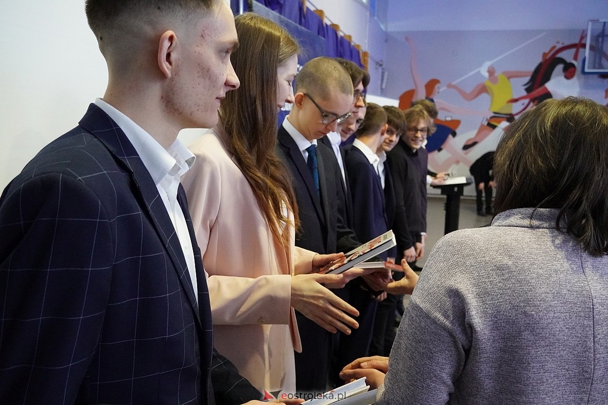 Zakończenie roku szkolnego w I Liceum Ogólnokształcącym im. gen Józefa Bema w Ostrołęce [26.04.2024] - zdjęcie #44 - eOstroleka.pl