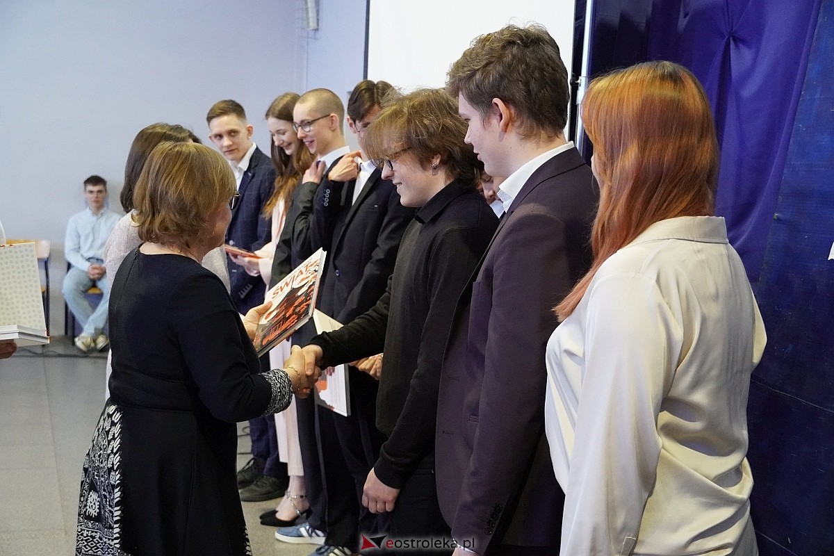 Zakończenie roku szkolnego w I Liceum Ogólnokształcącym im. gen Józefa Bema w Ostrołęce [26.04.2024] - zdjęcie #38 - eOstroleka.pl