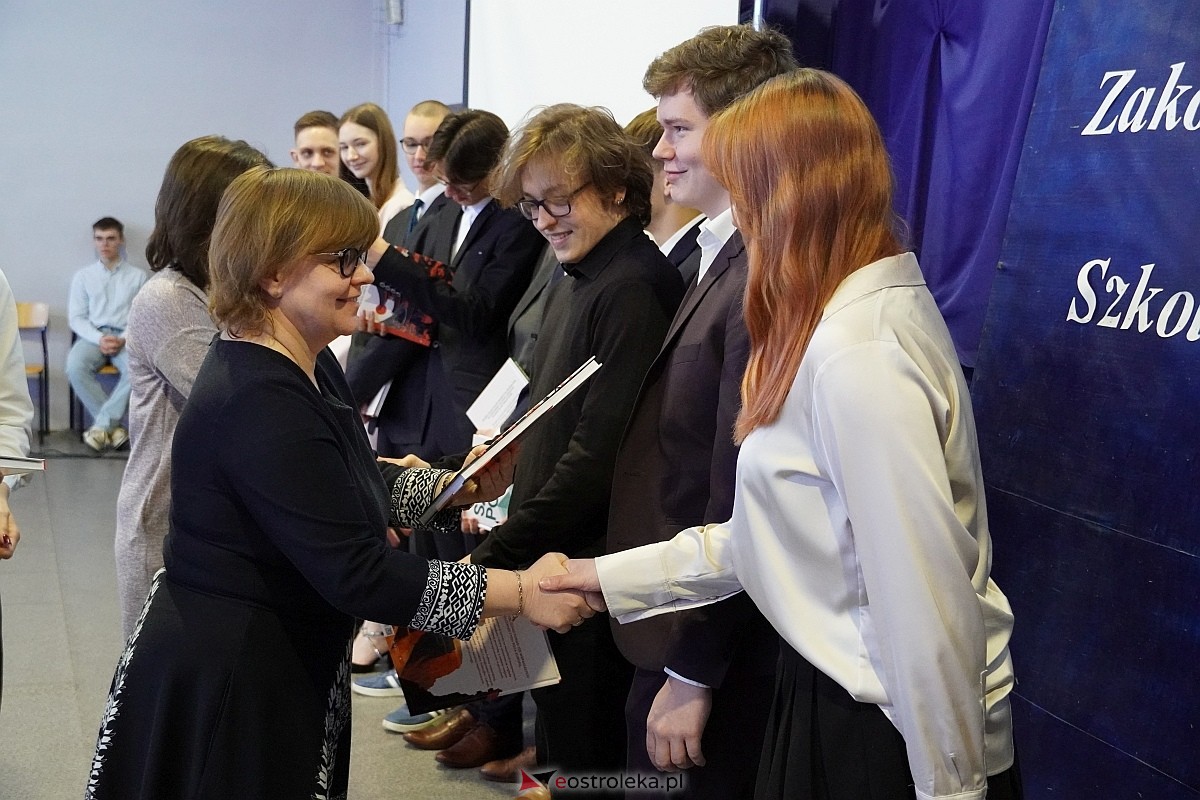 Zakończenie roku szkolnego w I Liceum Ogólnokształcącym im. gen Józefa Bema w Ostrołęce [26.04.2024] - zdjęcie #37 - eOstroleka.pl