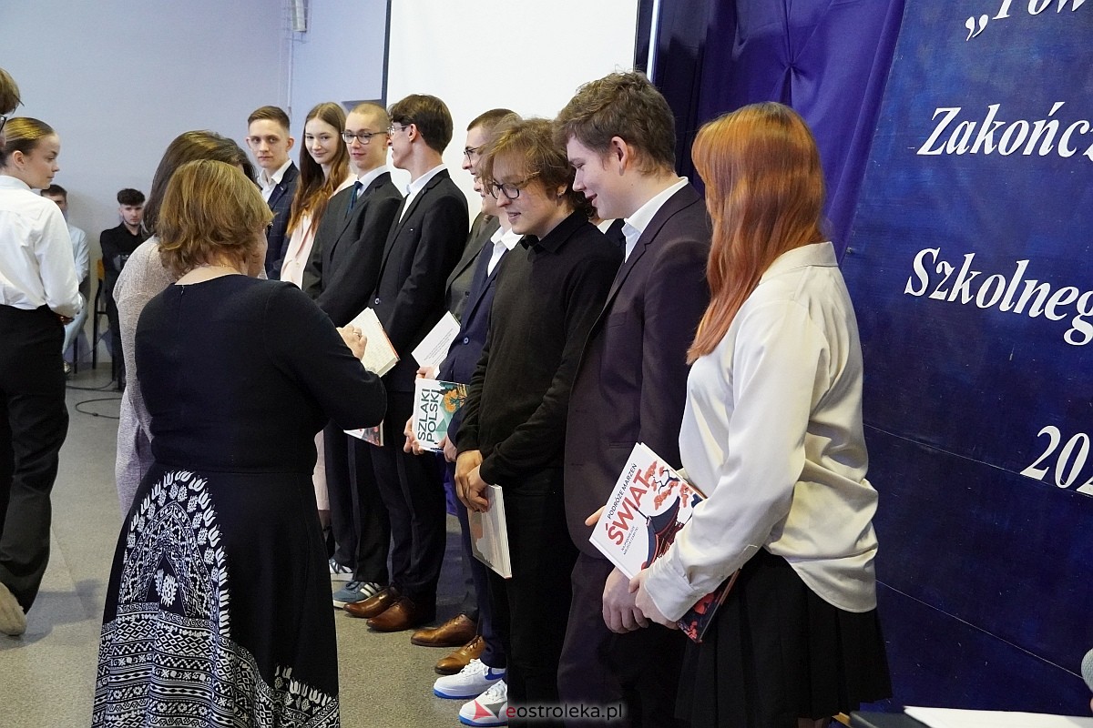 Zakończenie roku szkolnego w I Liceum Ogólnokształcącym im. gen Józefa Bema w Ostrołęce [26.04.2024] - zdjęcie #36 - eOstroleka.pl