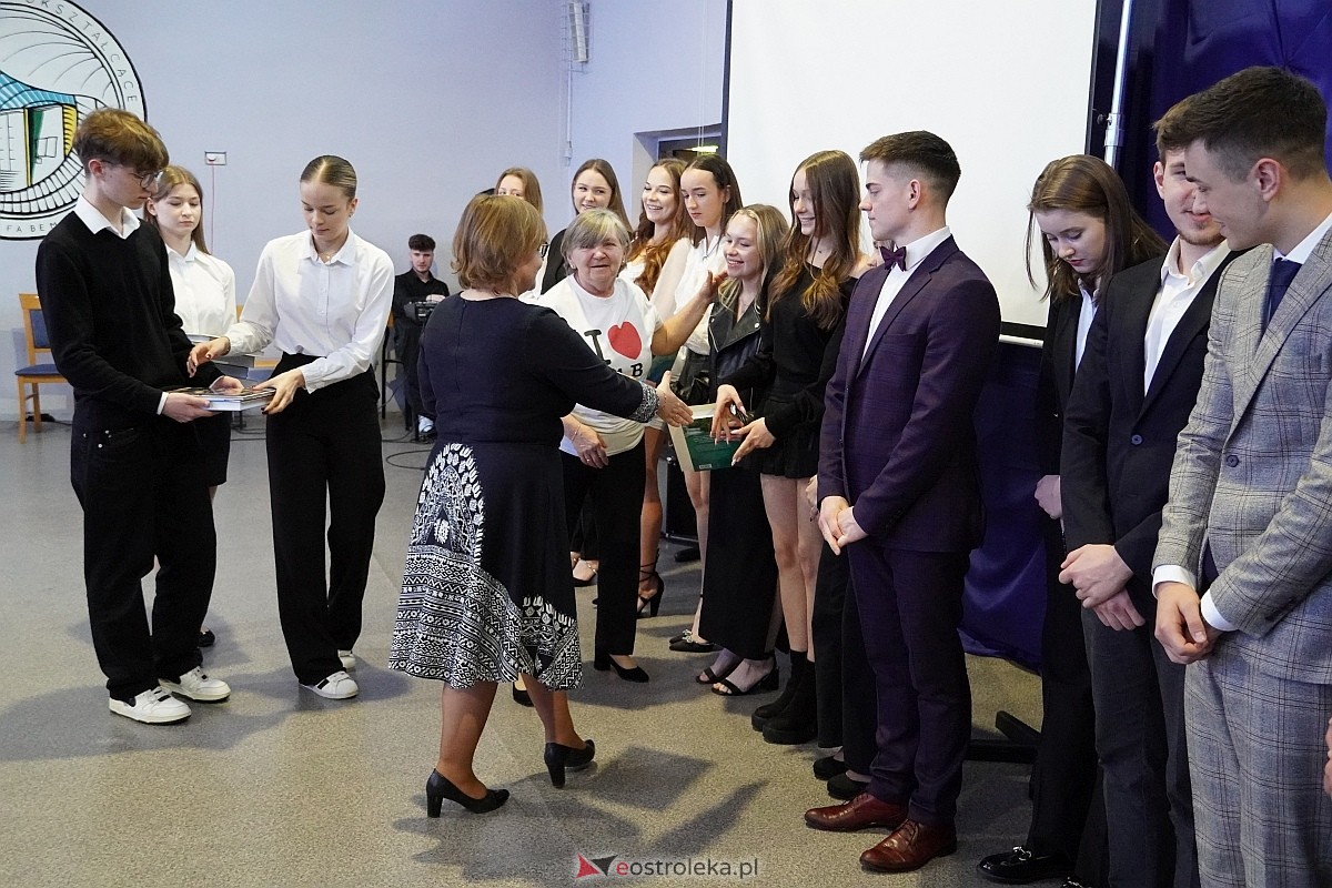Zakończenie roku szkolnego w I Liceum Ogólnokształcącym im. gen Józefa Bema w Ostrołęce [26.04.2024] - zdjęcie #26 - eOstroleka.pl